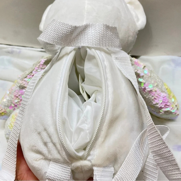 White sequence, teddy bear, backpack - Picture 6 of 10